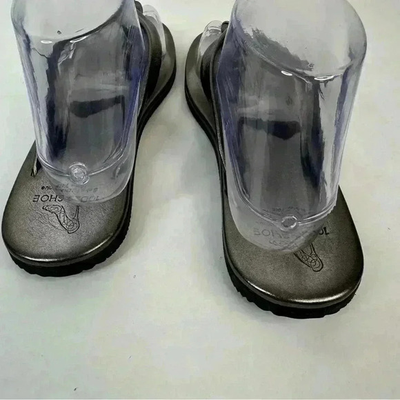 Sak’s Fifth Avenue 10022-SHOE Metallic Leather Sandals. Size 8 - Picture 9 of 11